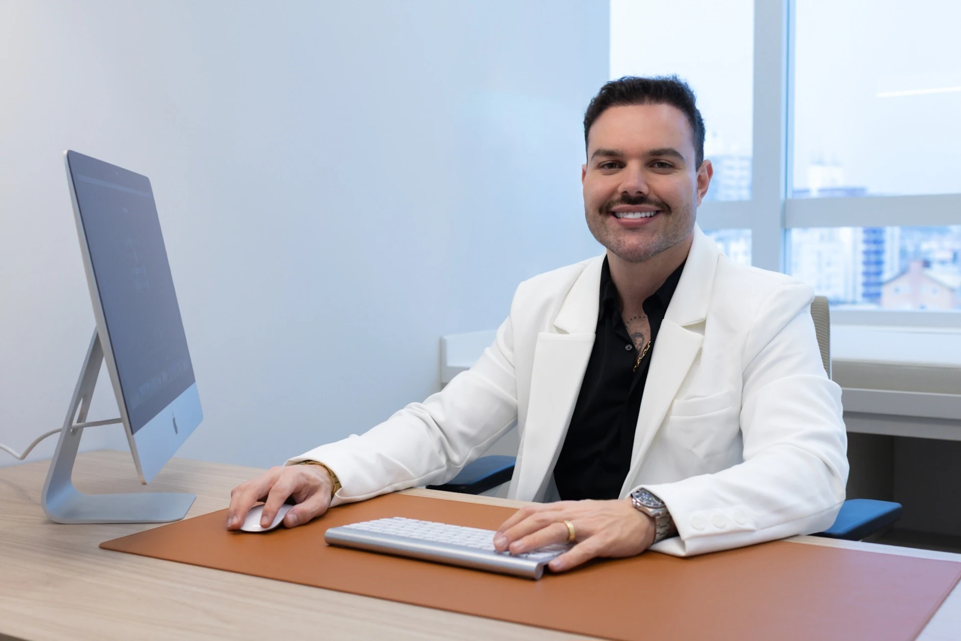 Dr. Pedro Balaguer em seu consultório